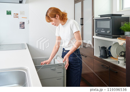 食器棚をあける女性　主婦　家事　料理　片付け 119396536