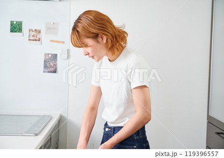 食器棚をあける女性 主婦 家事 料理 片付け 食器棚をあける女性 主婦 家事 料理 片付け 119396557