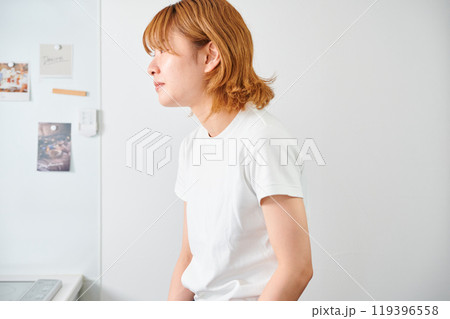 食器棚をあける女性 主婦 家事 料理 片付け 食器棚をあける女性 主婦 家事 料理 片付け 119396558