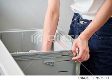 食洗器を開ける女性 119396951