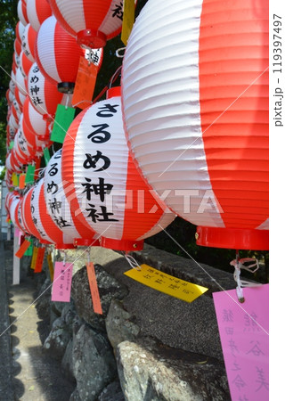 伊勢　佐瑠女神社と提灯 119397497