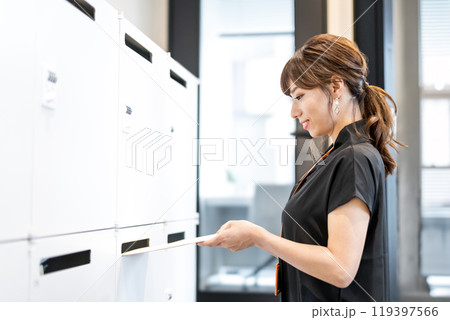 定形外郵便封筒を郵便受けに入れるビジネスパーソン 定形外郵便封筒を郵便受けに入れるビジネスパーソン 119397566