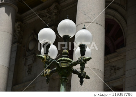 街の中の街頭 119397796