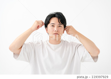 髪の毛を気にする男性 119397929
