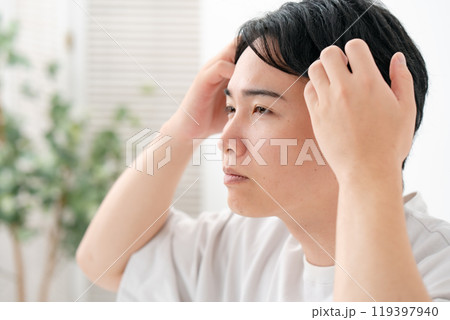 髪の毛を気にする男性 119397940
