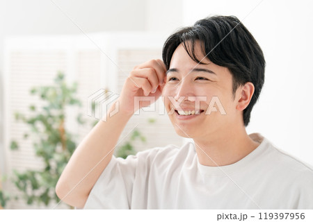 ヘアセットをする男性　笑顔 119397956