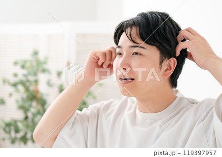 ヘアセットをする男性 笑顔 ヘアセットをする男性 笑顔 119397957