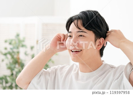ヘアセットをする男性 笑顔 ヘアセットをする男性 笑顔 119397958