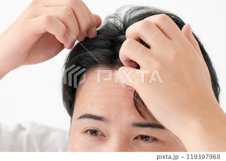 髪の毛を気にする男性 髪の毛を気にする男性 119397968