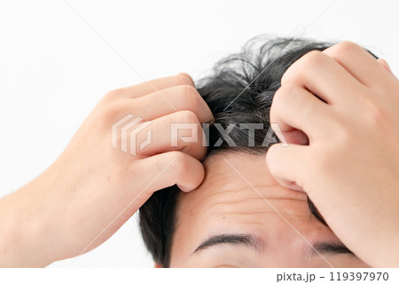 髪の毛を気にする男性 髪の毛を気にする男性 119397970