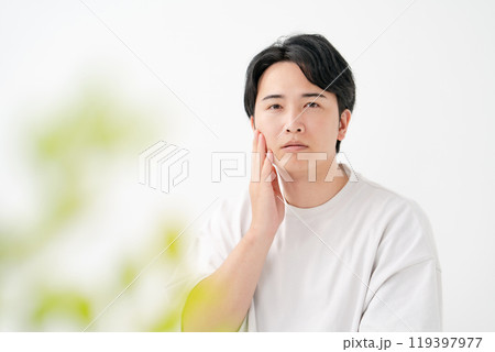 肌トラブルに悩む男性　髭 119397977
