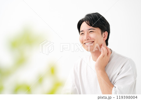 頬を触る男性 笑顔 頬を触る男性 笑顔 119398004