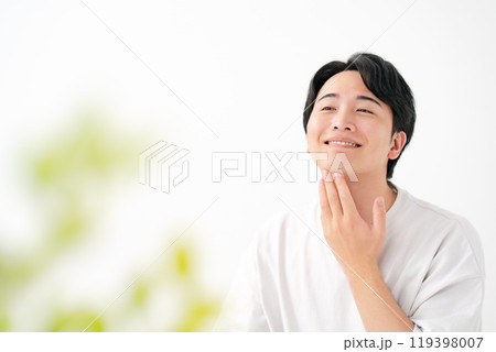 頬を触る男性 笑顔 頬を触る男性 笑顔 119398007