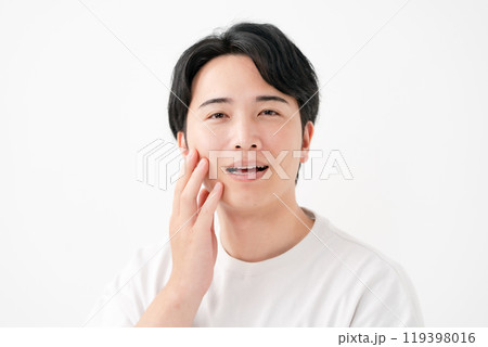 頬を触る男性　笑顔 119398016