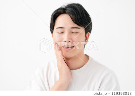 頬を触る男性 笑顔 頬を触る男性 笑顔 119398018