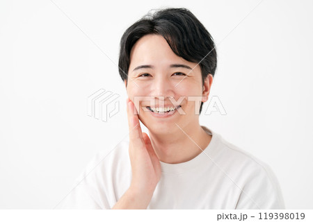 頬を触る男性 笑顔 頬を触る男性 笑顔 119398019