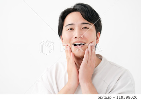 頬を触る男性 笑顔 頬を触る男性 笑顔 119398020