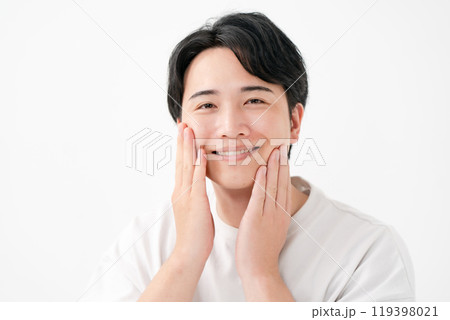 頬を触る男性 笑顔 頬を触る男性 笑顔 119398021