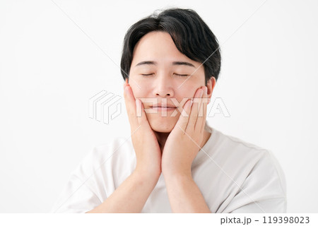 頬を触る男性 笑顔 頬を触る男性 笑顔 119398023