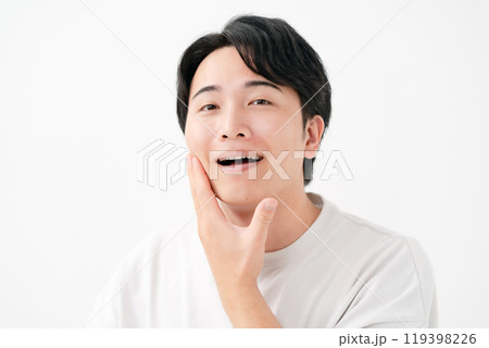 頬を触る男性　笑顔 119398226