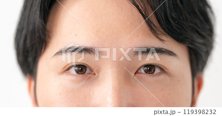 目元 アップ 男性 目元 アップ 男性 119398232