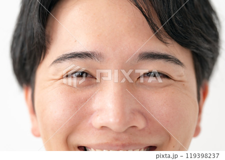 目元　アップ　男性 119398237