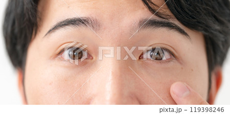 目元 アップ 男性 目元 アップ 男性 119398246