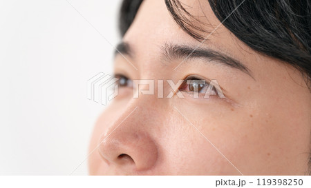 目元　アップ　男性 119398250