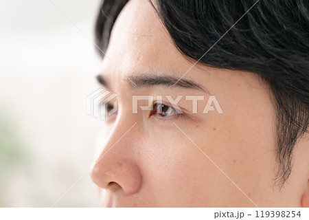 目元　アップ　男性 119398254