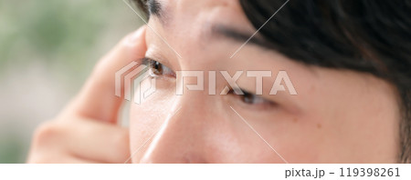 目元　アップ　男性 119398261