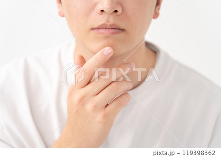剃り残しを気にする男性 ヒゲ 剃り残しを気にする男性 ヒゲ 119398362