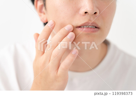 剃り残しを気にする男性　ヒゲ 119398373