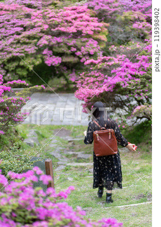 春の花と女性 119398402