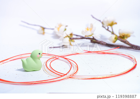 新年を祝う、かわいい蛇と正月飾り 119398887