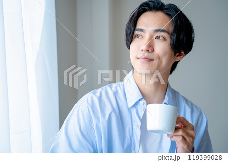 コーヒーを飲む男性 119399028