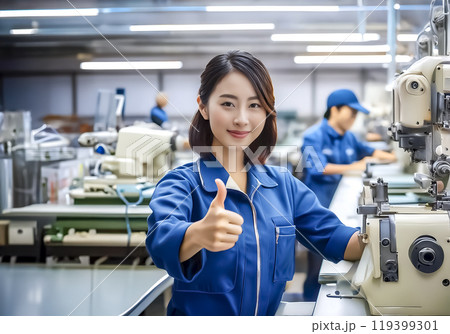 縫製工場で整備士として働く女性のイメージ素材　グッドサイン 119399301