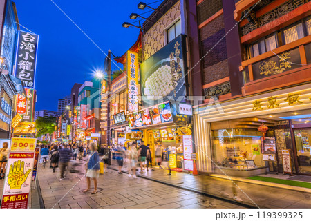 日本の横浜都市景観 10月。人気の手相占い…。横浜中華街・中華街大通りなどを望む=11日 日本の横浜都市景観 10月。人気の手相占い…。横浜中華街・中華街大通りなどを望む=11日 119399325
