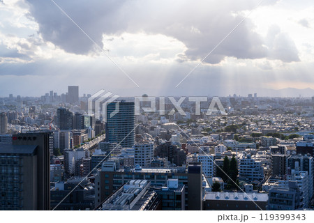 《東京都》東京都心に降り注ぐ光芒・神々しい青空 119399343
