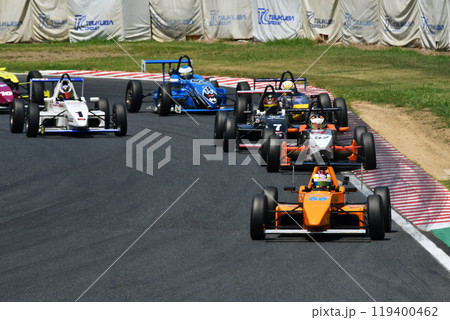 スーパーFJレーススタート直後の第二コーナーの攻防 スーパーFJレーススタート直後の第二コーナーの攻防 119400462