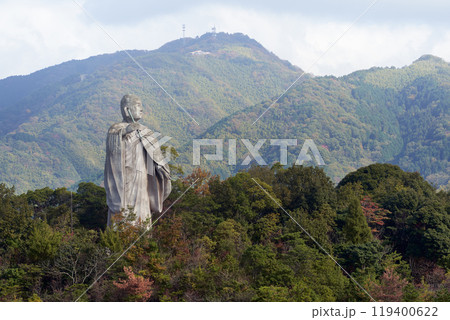 四国八十八ヶ所霊場第51番札所「石手寺」にある弘法大師空海の石像 四国八十八ヶ所霊場第51番札所「石手寺」にある弘法大師空海の石像 119400622