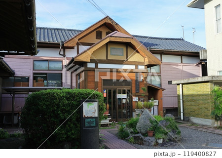 鹿児島県姶良市の加治木図書館の外観 鹿児島県姶良市の加治木図書館の外観 119400827