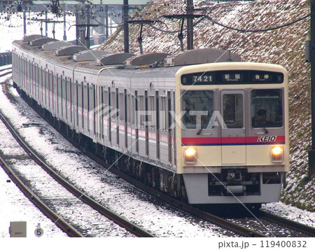 雪が積もった線路を走る京王7000系　7421F 119400832