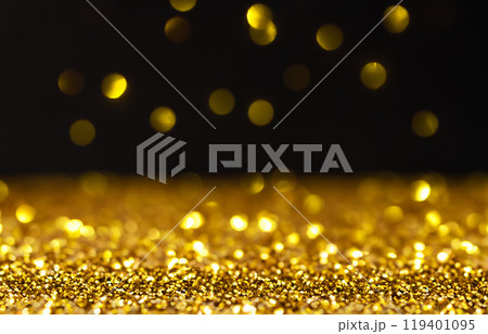 クリスマスやパーティイメージ　豪華な金色の輝きが広がるボケ効果の抽象的背景 119401095