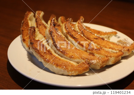 銀座の有名中華料理店で食べる「焼き餃子」 119401234