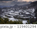 雪の降り積もった日本の田舎の寂しげな集落 119401294