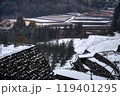 雪の降り積もった日本の田舎の寂しげな集落 119401295