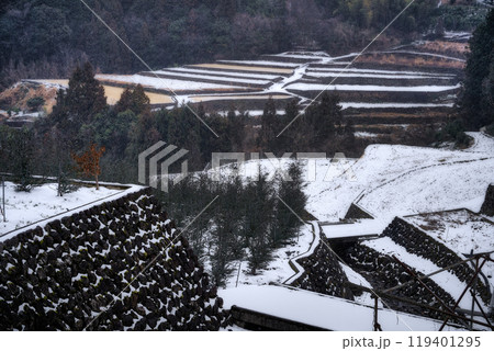 雪の降り積もった日本の田舎の寂しげな集落 雪の降り積もった日本の田舎の寂しげな集落 119401295