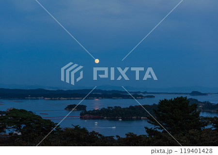 日本三景　松島の海に昇るスーパームーン 119401428