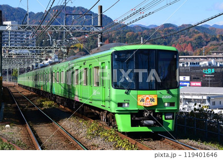 紅葉した山々を背景に走る京王8000系高尾山トレイ8713F 119401646
