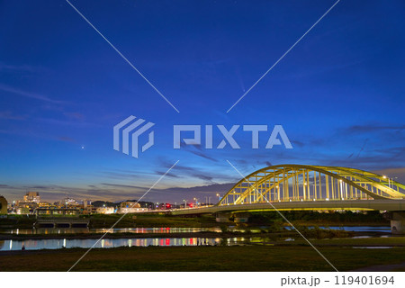 秋の東京都狛江市から多摩水道橋上の紫金山アトラス彗星(金星,へび座など)と川崎市多摩区登戸方面を見る 119401694